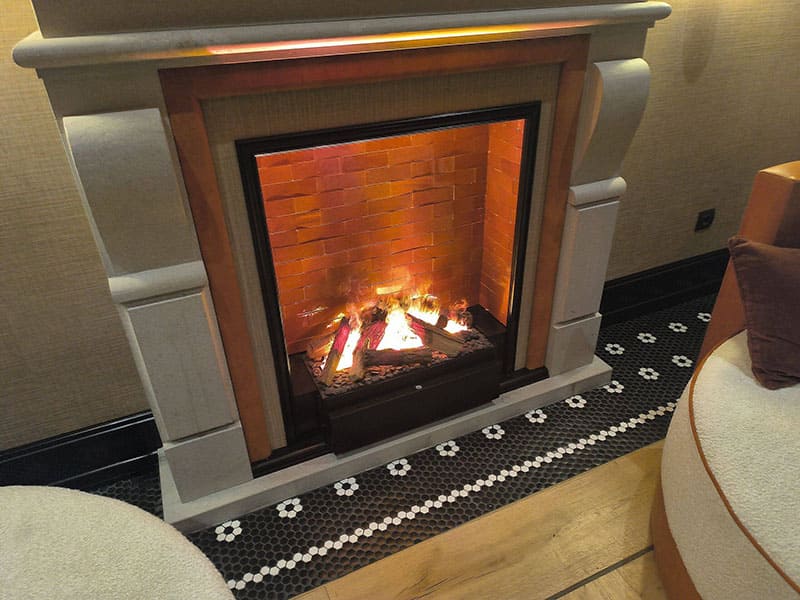 Chimenea del hotel con ambiente acogedor