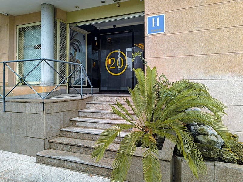 Entrada del hotel con acceso discreto y cómodo