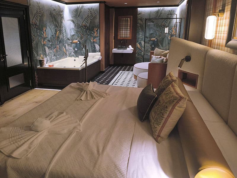 Habitación del hotel preparada para una estancia cómoda