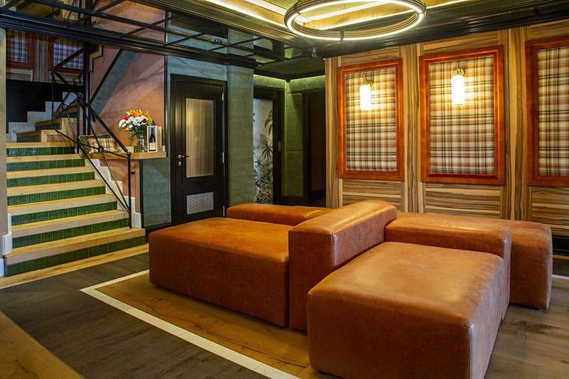 Recepción del hotel con salita de espera