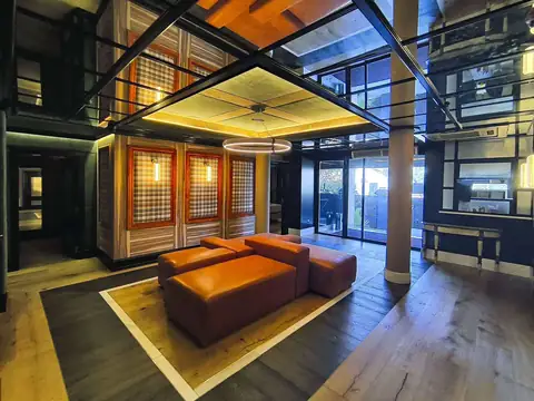 Recepción del hotel con ambiente tranquilo y cuidado