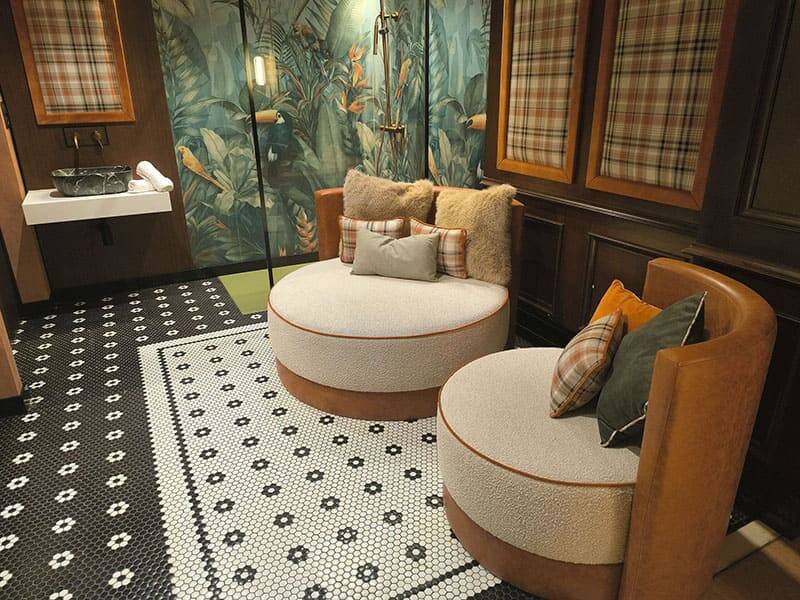 Habitación con sillones y un ambiente tranquilo