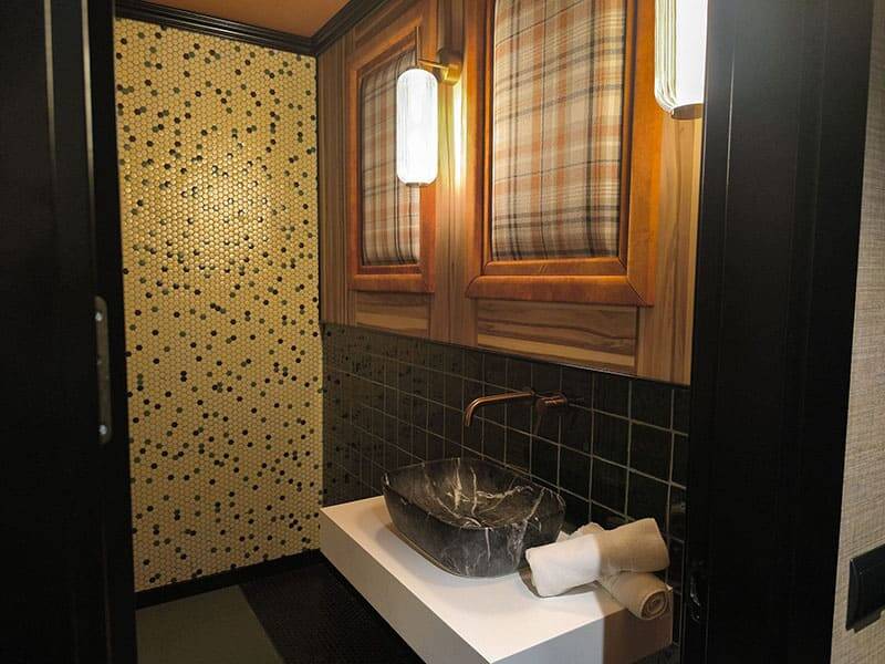 Baño con ducha y lavabo