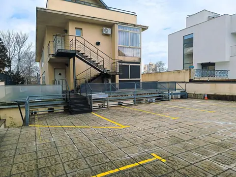 Parking exterior vigilado para clientes
