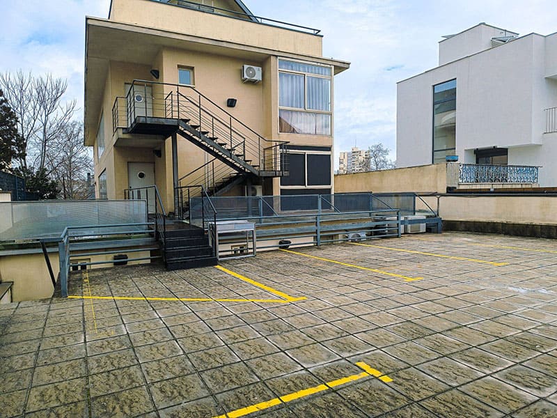 Parking exterior vigilado para clientes