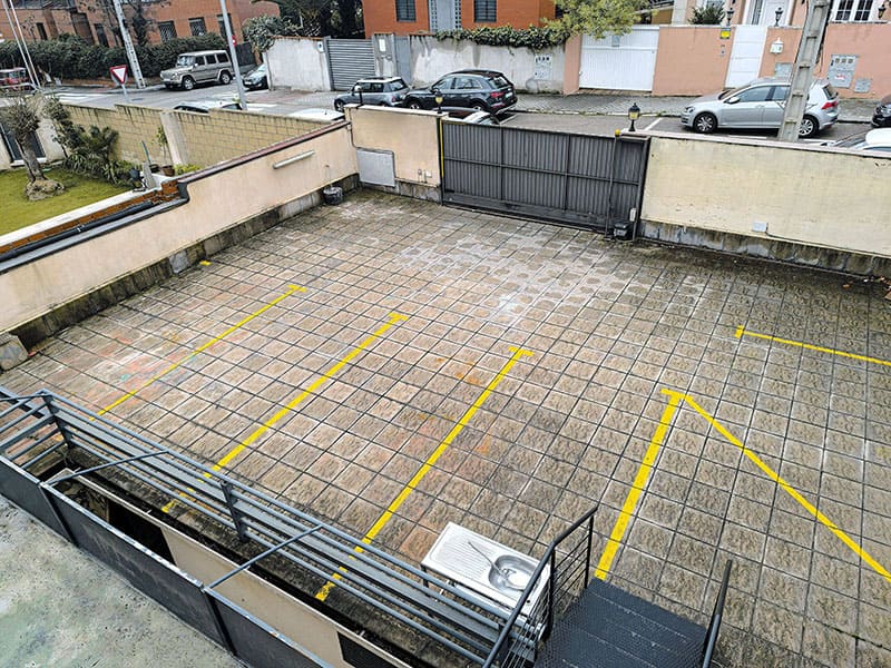 Acceso cómodo al parking exterior para clientes